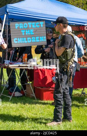 11. Juni 2022, Coeur d' Alene, Idaho, USA: Ein Mann, der mit einem Gewehr gewehrt wurde, patrouilliert die Gegend um den Panhandle Patriots Riding Club 3., die jährliche „Gun d'Alene“-Veranstaltung. Das diesjährige Thema lautete „Rette unsere Kinder“ als Reaktion auf eine lokale „Pride“-Veranstaltung in der Nähe im Mceuen Park, Coeur d'Alene, Idaho. (Bild: © Jake Lee Green/ZUMA Press Wire) Stockfoto