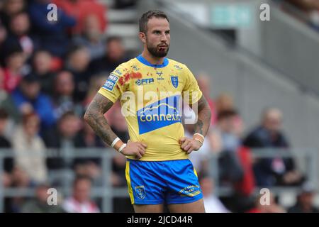 Ben Crooks #2 von Hull KR erhält am 6/12/2022 in der ersten Halbzeit in St. Helens, Großbritannien, einen Schlag ins Gesicht. (Foto von James Heaton/News Images/Sipa USA) Stockfoto