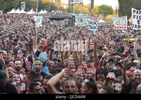 Rom, Italien. 12.. Juni 2022. Die Menschen von Vasco Rossi Fans während der Vasco Live Tour 2022 im Circus Maximus in Rom am 12. Juni 2022 in Rom, Italien. Kredit: dpa/Alamy Live Nachrichten Stockfoto