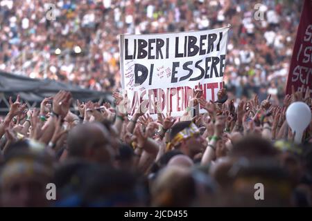 Rom, Italien. 12.. Juni 2022. Die Menschen von Vasco Rossi Fans während der Vasco Live Tour 2022 im Circus Maximus in Rom am 12. Juni 2022 in Rom, Italien. Kredit: dpa/Alamy Live Nachrichten Stockfoto