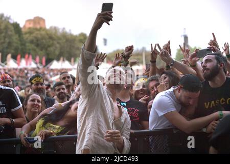 Davide Rossi, Sohn von Vasco Rossi, zusammen mit seiner Partnerin Alessia und Sohn Romeo beim Vasco Rossi Konzert während der Vasco Live Tour 2022 im Circus Maximus in Rom am 12. Juni 2022 in Rom, Italien. Stockfoto