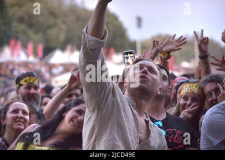 Davide Rossi, Sohn von Vasco Rossi, zusammen mit seiner Partnerin Alessia und Sohn Romeo beim Vasco Rossi Konzert während der Vasco Live Tour 2022 im Circus Maximus in Rom am 12. Juni 2022 in Rom, Italien. Stockfoto