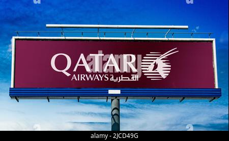 POZNAN, POL - 1. MAI 2022: Werbetafel mit dem Logo von Qatar Airways, der staatlichen Flaggengesellschaft von Katar, mit Sitz in Doha Stockfoto