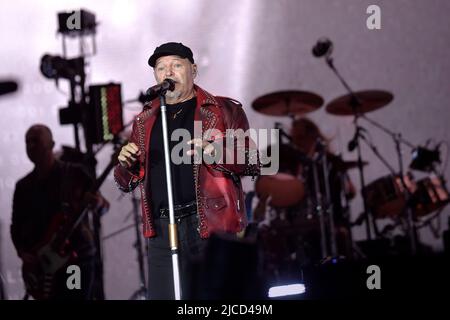 Vasco Rossi tritt während der Vasco Live Tour 2022 al Circo Massimo di Roma am 12. Juni 2022 in Roma, Italien, auf. Stockfoto