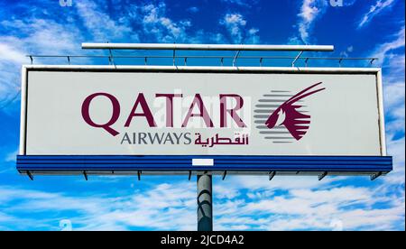 POZNAN, POL - 1. MAI 2022: Werbetafel mit dem Logo von Qatar Airways, der staatlichen Flaggengesellschaft von Katar, mit Sitz in Doha Stockfoto