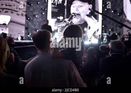 Davide Rossi, Sohn von Vasco Rossi, zusammen mit seiner Partnerin Alessia und Sohn Romeo beim Vasco Rossi Konzert während der Vasco Live Tour 2022 im Circus Maximus in Rom am 12. Juni 2022 in Rom, Italien. Stockfoto