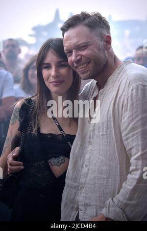 Davide Rossi, Sohn von Vasco Rossi, zusammen mit seiner Partnerin Alessia und Sohn Romeo beim Vasco Rossi Konzert während der Vasco Live Tour 2022 im Circus Maximus in Rom am 12. Juni 2022 in Rom, Italien. Stockfoto