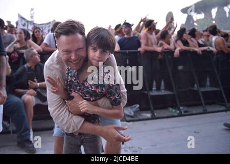 Davide Rossi, Sohn von Vasco Rossi, zusammen mit seiner Partnerin Alessia und Sohn Romeo beim Vasco Rossi Konzert während der Vasco Live Tour 2022 im Circus Maximus in Rom am 12. Juni 2022 in Rom, Italien. Stockfoto