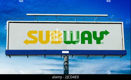 POZNAN, POL - 1. MAI 2022: Werbetafel mit dem Logo von Subway, einem Fast-Food-Restaurant, das in erster Linie U-Boot-Sandwich verkauft Stockfoto