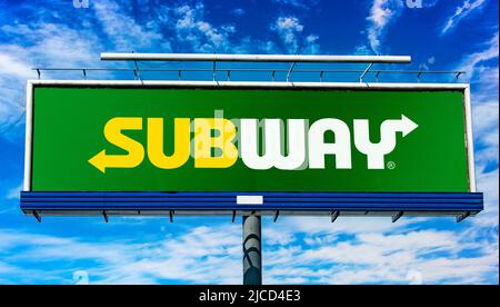 POZNAN, POL - 1. MAI 2022: Werbetafel mit dem Logo von Subway, einem Fast-Food-Restaurant, das in erster Linie U-Boot-Sandwich verkauft Stockfoto