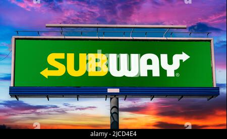 POZNAN, POL - 1. MAI 2022: Werbetafel mit dem Logo von Subway, einem Fast-Food-Restaurant, das in erster Linie U-Boot-Sandwich verkauft Stockfoto