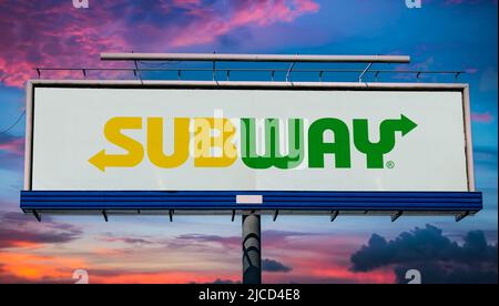 POZNAN, POL - 1. MAI 2022: Werbetafel mit dem Logo von Subway, einem Fast-Food-Restaurant, das in erster Linie U-Boot-Sandwich verkauft Stockfoto