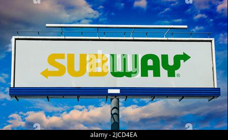 POZNAN, POL - 1. MAI 2022: Werbetafel mit dem Logo von Subway, einem Fast-Food-Restaurant, das in erster Linie U-Boot-Sandwich verkauft Stockfoto