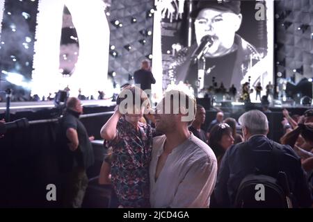 Davide Rossi, Sohn von Vasco Rossi, zusammen mit seiner Partnerin Alessia und Sohn Romeo beim Vasco Rossi Konzert während der Vasco Live Tour 2022 im Circus Maximus in Rom am 12. Juni 2022 in Rom, Italien. Stockfoto