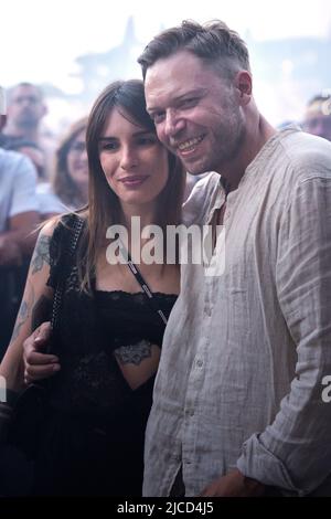 Davide Rossi, Sohn von Vasco Rossi, zusammen mit seiner Partnerin Alessia und Sohn Romeo beim Vasco Rossi Konzert während der Vasco Live Tour 2022 im Circus Maximus in Rom am 12. Juni 2022 in Rom, Italien. Stockfoto