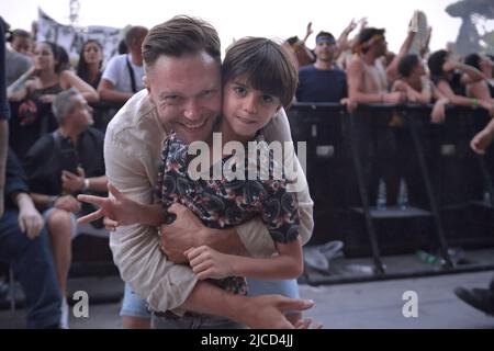 Davide Rossi, Sohn von Vasco Rossi, zusammen mit seiner Partnerin Alessia und Sohn Romeo beim Vasco Rossi Konzert während der Vasco Live Tour 2022 im Circus Maximus in Rom am 12. Juni 2022 in Rom, Italien. Stockfoto