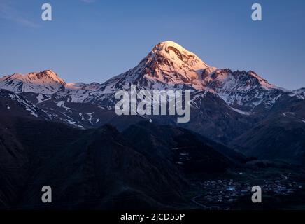 Der Berg Kazbek oder der Berg Kazbegi ist ein schlafender Stratovulkan im Großkaukasus. Stepantsminda, die Republik Georgien. Stockfoto