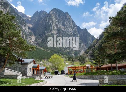 Das Dariali-Kloster liegt tief im Großkaukasus. Kazbegi, Republik Georgien. Stockfoto