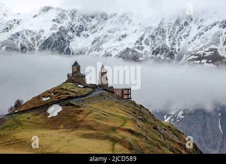 Die Dreifaltigkeitskirche Gergeti steht vor dem Großkaukasus. Stepantsminda, Republik Georgien. Stockfoto