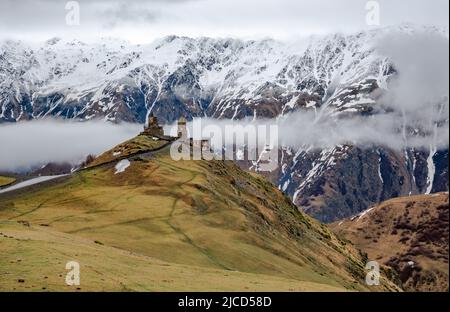 Die Dreifaltigkeitskirche Gergeti steht vor dem Großkaukasus. Stepantsminda, Republik Georgien. Stockfoto