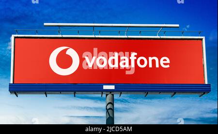 POZNAN, POL - 1. MAI 2022: Werbeplakat mit Logo der Vodafone Group, einem britischen multinationalen Telekommunikationsunternehmen Stockfoto