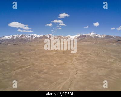 Altai-Berge. Wunderschöne Hochlandlandschaft. Russland. Sibirien. Flug auf dem Quadcopter. Draufsicht Stockfoto