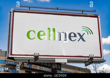 POZNAN, POL - 1. MAI 2022: Werbetafel mit Logo von Cellnex Telecom, einer spanischen drahtlosen Telekommunikationsinfrastruktur und Service Stockfoto