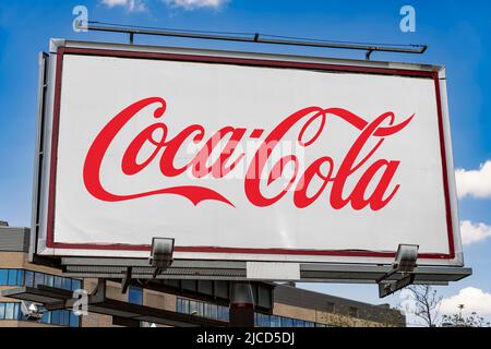 POZNAN, POL - 1. MAI 2022: Werbetafel mit dem Logo von Coca Cola Stockfoto