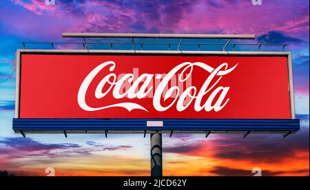 POZNAN, POL - 1. MAI 2022: Werbetafel mit dem Logo von Coca Cola Stockfoto