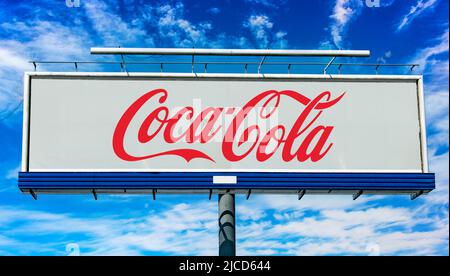 POZNAN, POL - 1. MAI 2022: Werbetafel mit dem Logo von Coca Cola Stockfoto