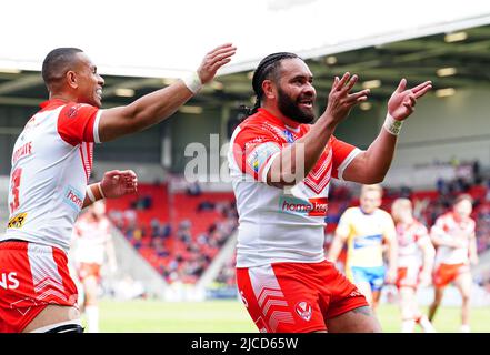 Konrad Hurrell von St. Helens (rechts) feiert, nachdem er während des Betfred Super League-Spiels im total Wicked Stadium, St. Helens, einen Versuch gemacht hat. Bilddatum: Sonntag, 12. Juni 2022. Stockfoto