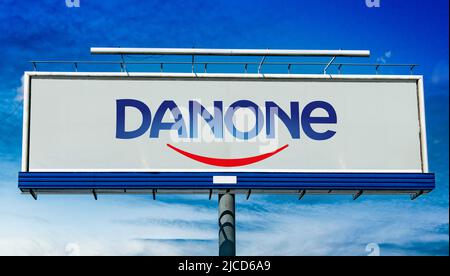 POZNAN, POL - 1. MAI 2022: Werbeplakat mit Logo von Danone, einem multinationalen Lebensmittelkonzern mit Sitz in Paris und gegründet in Stockfoto