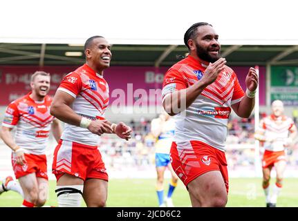 Konrad Hurrell von St. Helens (rechts) feiert, nachdem er während des Betfred Super League-Spiels im total Wicked Stadium, St. Helens, einen Versuch gemacht hat. Bilddatum: Sonntag, 12. Juni 2022. Stockfoto