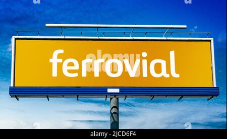 POZNAN, POL - 1. MAI 2022: Werbetafel mit dem Logo von Ferrovial, einem spanischen multinationalen Bauunternehmen Stockfoto