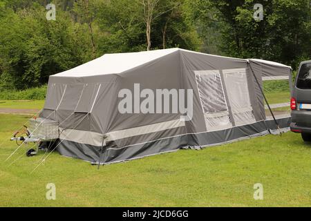 Ein alter Klappwagen auf einem Campingplatz Stockfoto
