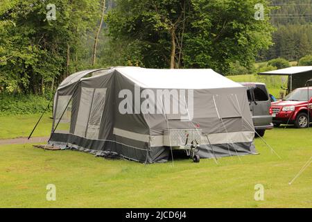 Ein alter Klappwagen auf einem Campingplatz Stockfoto