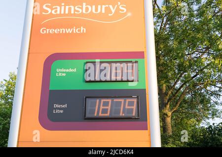 Die Benzin- und Dieselpreise werden auf dem Digital-Display der Greenwich Sainsbury Tankstelle England UK angezeigt Stockfoto