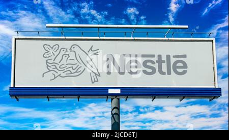POZNAN, POL - 1. MAI 2022: Werbetafel mit Logo von Nestle, einem multinationalen Lebensmittel- und Getränkeverarbeiter-Konzern, Headq Stockfoto