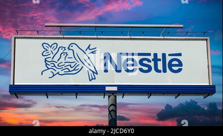POZNAN, POL - 1. MAI 2022: Werbetafel mit Logo von Nestle, einem multinationalen Lebensmittel- und Getränkeverarbeiter-Konzern, Headq Stockfoto
