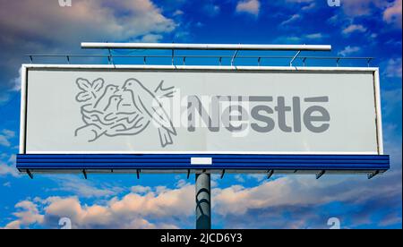 POZNAN, POL - 1. MAI 2022: Werbetafel mit Logo von Nestle, einem multinationalen Lebensmittel- und Getränkeverarbeiter-Konzern, Headq Stockfoto