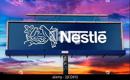 POZNAN, POL - 1. MAI 2022: Werbetafel mit Logo von Nestle, einem multinationalen Lebensmittel- und Getränkeverarbeiter-Konzern, Headq Stockfoto