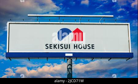 POZNAN, POL - 1. MAI 2022: Werbetafel mit dem Logo des Sekisui House, eines der größten Hausbauer Japans Stockfoto