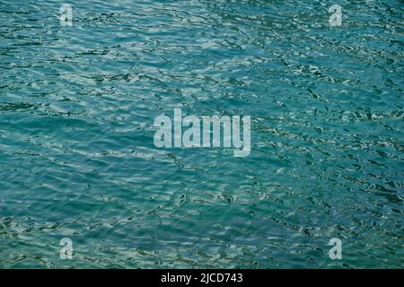 Abstraktes Hintergrundbild des blaugrünen Lake Michigan mit gewellter Oberflächenbewegung Stockfoto