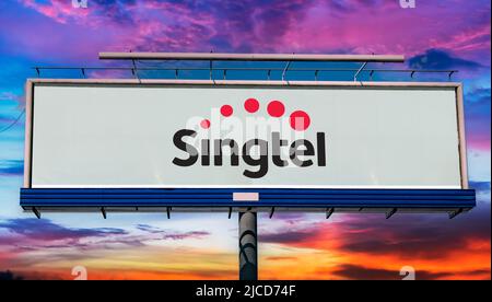 POZNAN, POL - 1. MAI 2022: Werbetafel mit dem Logo von Singtel, einem singapurischen Telekommunikationskonzern Stockfoto