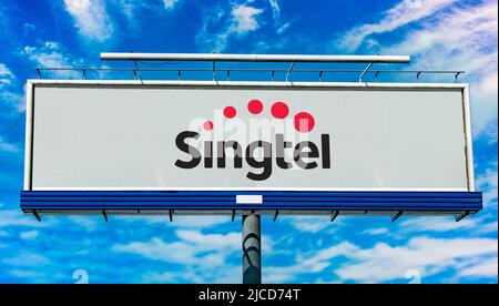 POZNAN, POL - 1. MAI 2022: Werbetafel mit dem Logo von Singtel, einem singapurischen Telekommunikationskonzern Stockfoto