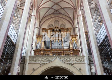 Landshut, Deutschland - 14. Aug 2021: Blick auf die Orgel der Kirche St. Martin. Stockfoto
