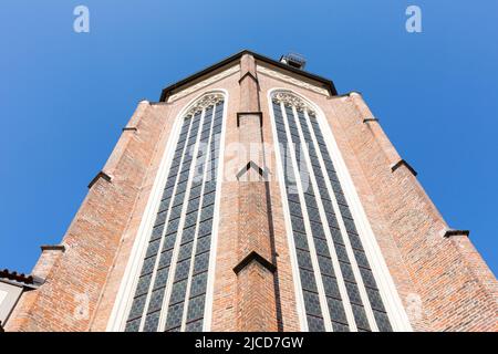 Landshut, Deutschland - 14. Aug 2021: Blick nach oben auf die Fassade der Kirche St. Martin. Stockfoto