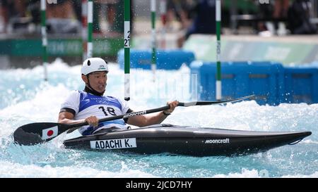 30.. JULI 2021 - TOKIO, JAPAN: Adachi Kazuya aus Japan beim Halbfinale des Kanuslaloms Kajak K-1 der Männer bei den Olympischen Spielen 2020 in Tokio (P Stockfoto
