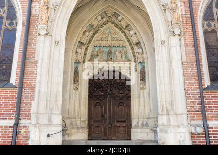 Landshut, Deutschland - 14. Aug 2021: Blick auf das Brautportal - ein Tor zur Kirche St. Martin. Stockfoto