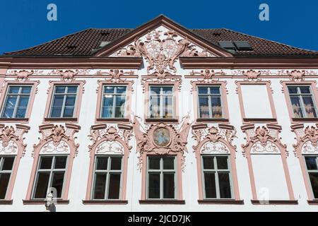 Landshut, Deutschland - 14. Aug 2021: Fassade eines historischen Hauses in der Altstadt (Ländgasse). Stockfoto